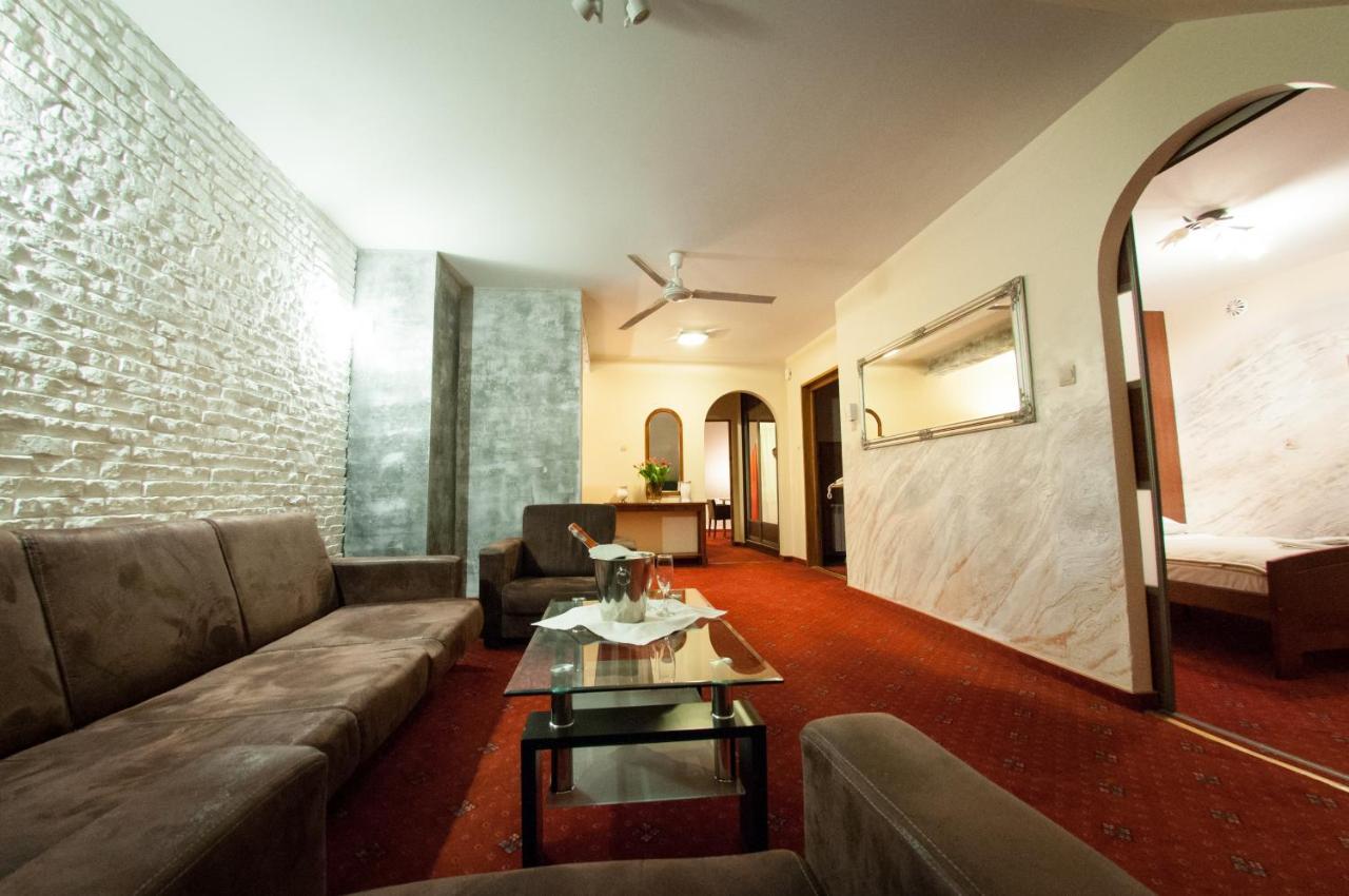 Secession Hotel Leczna Buitenkant foto