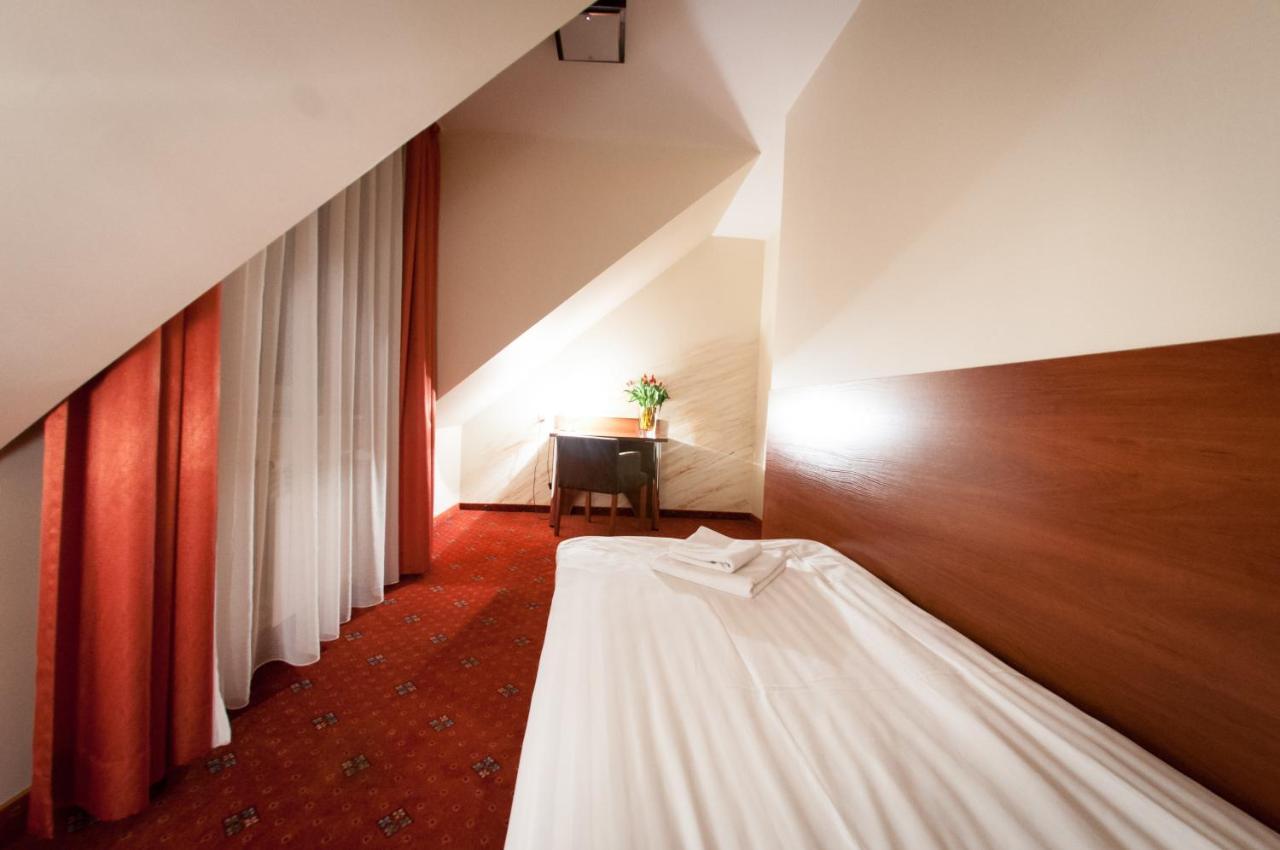 Secession Hotel Leczna Buitenkant foto